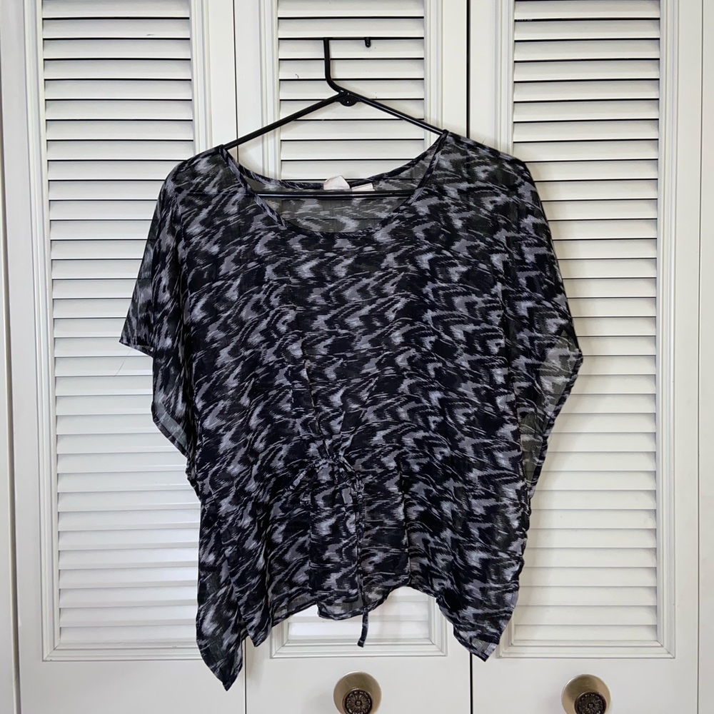 Mudd Black/Grey/White Patterned Blouse w/ Tie-able Front size Small